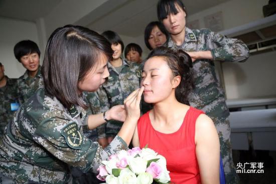 我军女兵比武夺第一后被求婚 第二天当新娘(图)