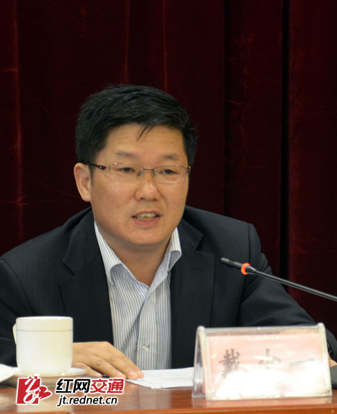 湖南省人大常委会法工委副主任戴少一在会上讲话。