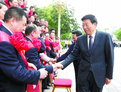 4月28日，徐守盛、陈求发等省领导会见受表彰的代表。记者 张目 摄