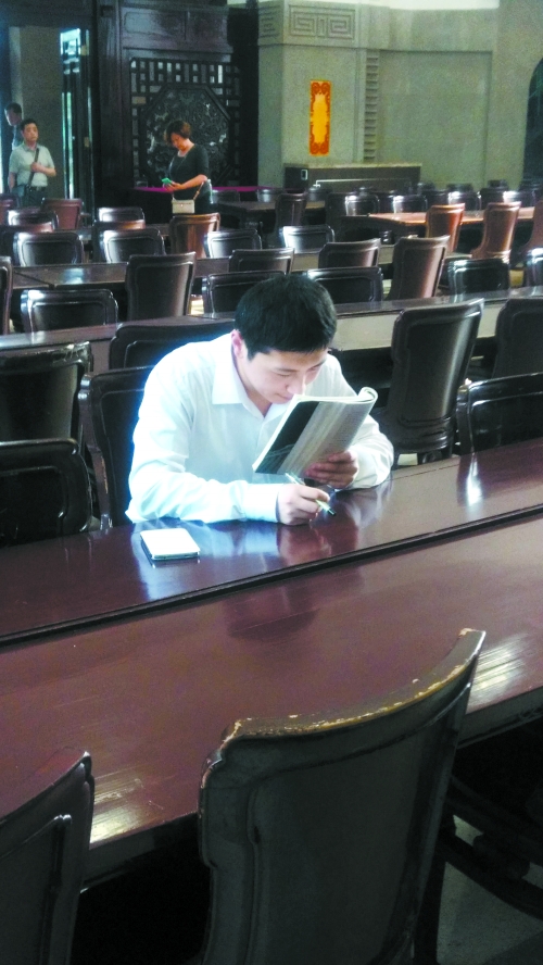 曹小龙在武大自习室看书