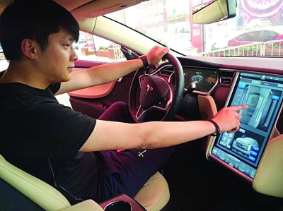 张高乐在演示特斯拉电动汽车的内部操作板。