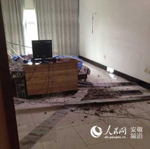 家中无人时,拆迁户屋顶被拆,床上、地下满是建筑材料