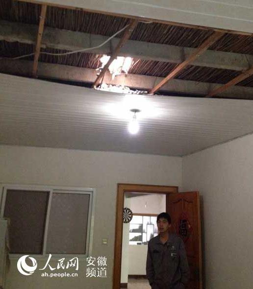 家中无人时,房顶被拆出大窟窿