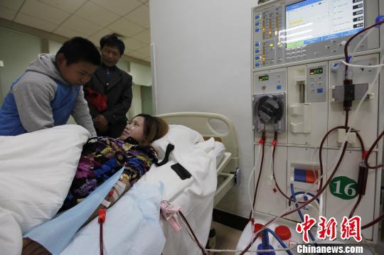 河北两姐弟同患尿毒症 父亲教儿子自己做透析