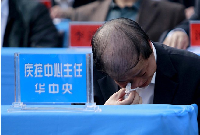 被免职后,华中央忍不住掏出纸巾擦拭眼泪。华商报记者魏光敬 摄