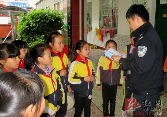 发放《小学生交通安全读本》