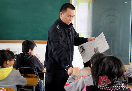 发放《常德交通安全报》