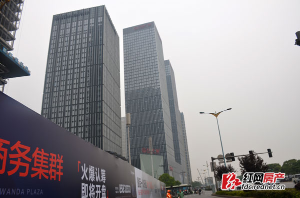 万达写字楼至最近的湘江中路地铁站口约600米，时间约8分钟。