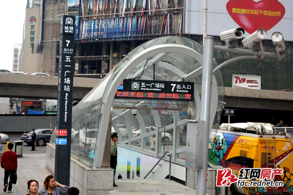 五一广场站，因地铁一号线也从这里经过，所以站口设计风格不同。