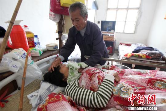 男子乞讨救病妻身揣债务本十几年后还清债款（图）