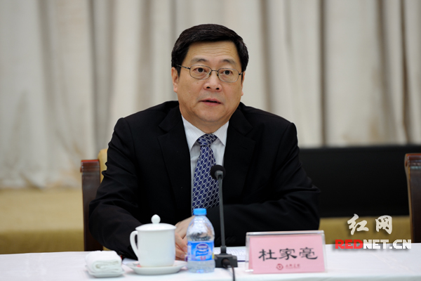 湖南省委副书记、省长杜家毫主持座谈会。