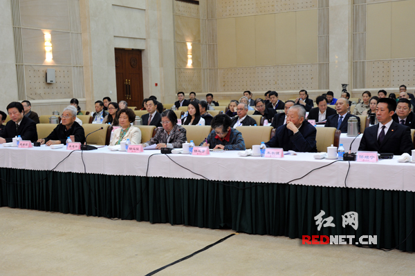 任弼时同志亲属参加座谈会。