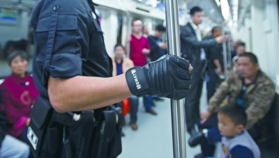 4月29日，地铁试运营第一天，长沙特警、巡警、武警和其他警种及协警等社会力量，分不同时段在人员密集场所坚持巡逻防控。记者 唐俊 摄