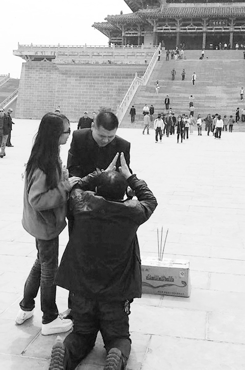 公务员跪拜鹳雀楼求“升官涨薪”