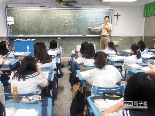 台湾中小学12年教育新课纲大幅删减高中数学必修学分数，高中数学老师也不以为然、吁三思而行，图为上课情形。