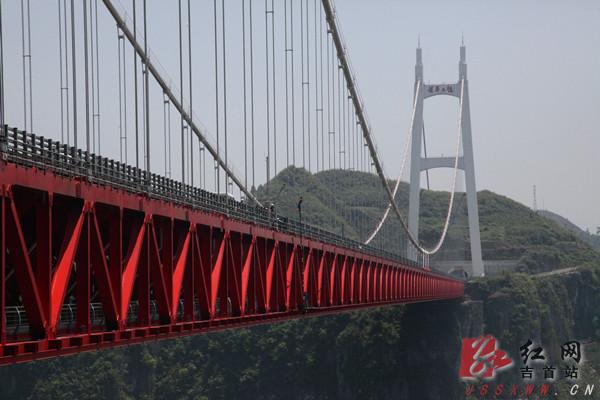 湘西苗家绝技传人龙光青矮寨大桥上表演上刀梯组图