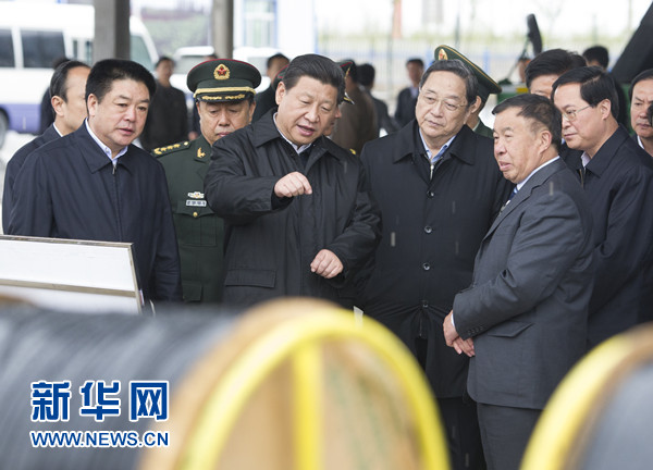 4月27日至30日，中共中央总书记、国家主席、中央军委主席习近平在新疆考察。这是4月29日上午，习近平在新疆生产建设兵团第六师共青团农场新疆银丰农业装备有限公司察看拖拉机、翻犁机等现代农业机械，了解兵团农业现代化情况。新华社记者 谢环驰 摄