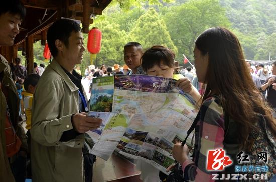 景区工作人员热情为游客服务(吴勇兵摄)