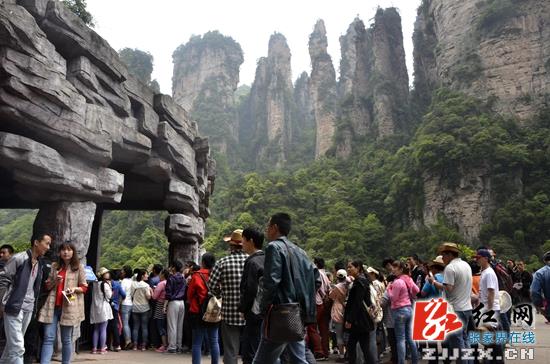 百龙天梯游客有序排队(吴勇兵摄)