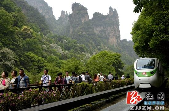 十里画廊观光电车运行平稳(吴勇兵摄)