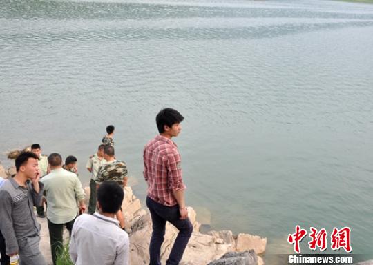 事发现场已聚集了很多围观者。　钟欣　摄