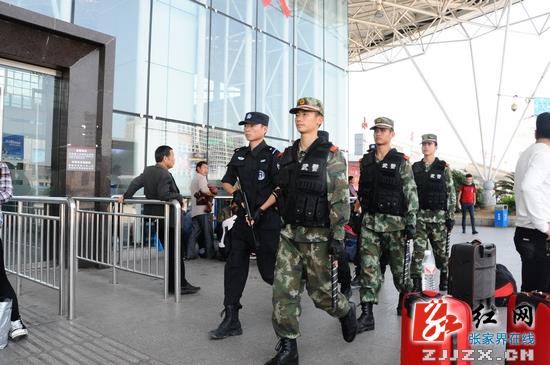 公安特警、武警联合武装巡逻