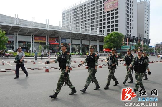 武警战士在市中心汽车站、火车站广场持枪巡逻