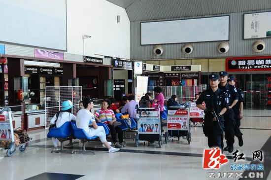 公安特警在机场巡逻