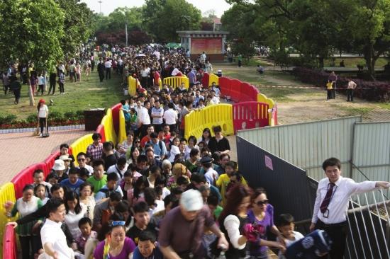5月2日，时值五一小长假，长沙地铁2号线橘子洲站出入口，准备乘坐地铁的游客排成了长龙。 图/记者谢长贵 