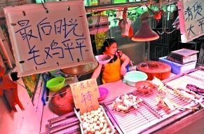 “最后时光”的牌子挂在档口的高处，冷冷清清的市场里，档主木然地等待着最后的顾客。