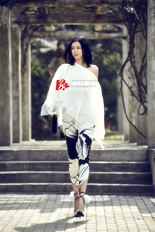 李艾魅力四射