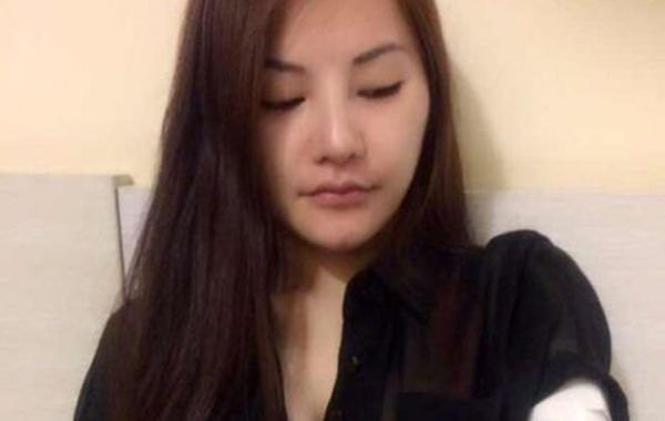 嫩模张心儿演蛇精 巨蟒缠身惨遭咬伤(图)