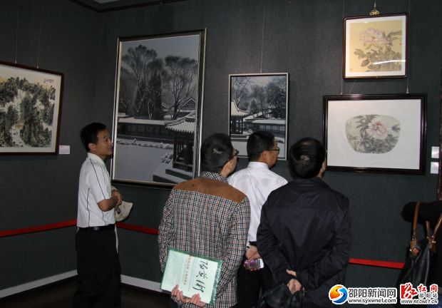 一些市民正在美术作品展厅参观