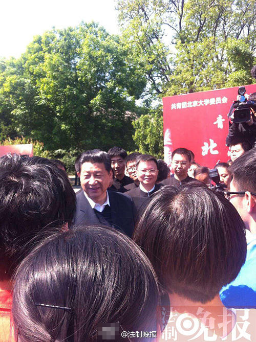 习近平与学生们交流。
