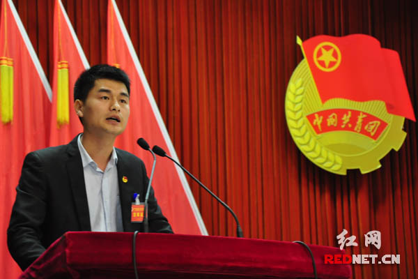 湖南中崛科技有限公司董事长李振江代表创新创业青年作典型发言。