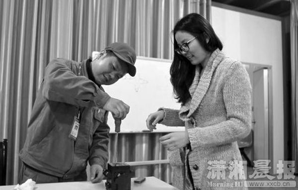 罗斌指导本报记者进行接触器的拆装.jpg