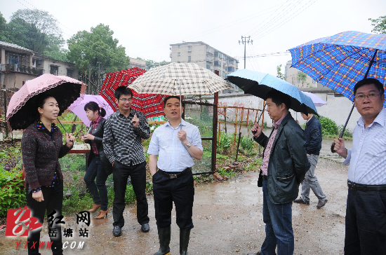 老山楼存安全隐患 王永红冒雨现场调研部署工作