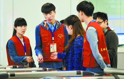 长沙航空职业技术学院青年志愿者在地铁为乘客