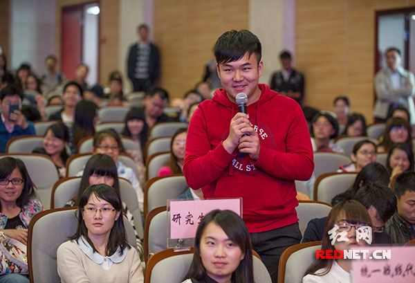 报告会后，徐守盛和同学们亲切互动，中南大学学生向徐守盛提问。