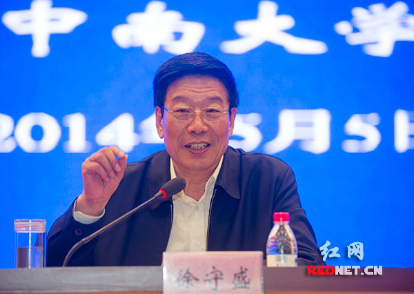 徐守盛认真回答大家提出的问题，并与大家一起分享自己的心路历程。