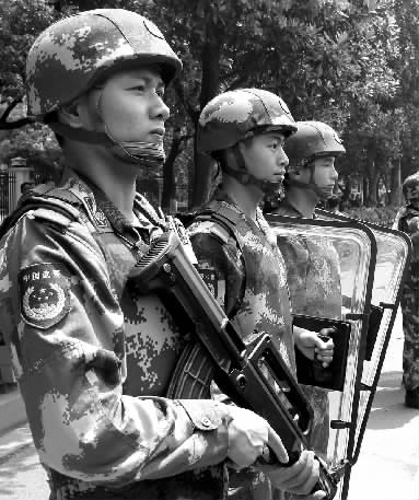 ▲5月3日，手持95式突击步枪的武警官兵在长沙火车站周边武装巡逻。通讯员 向剑锋 摄