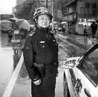 ▲5月4日下午，长沙市坡子街派出所民警在解放西路持枪巡逻。记者 唐俊 摄