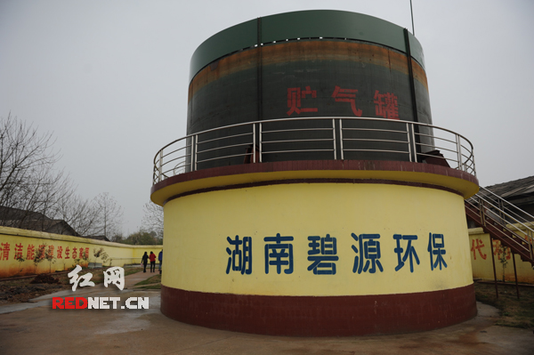 巨大的沼气贮气罐可以保证附近200多户村民日常生活使用。