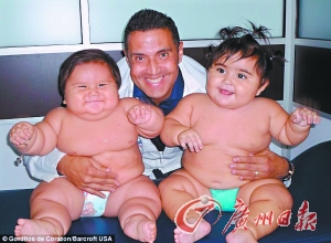 两个小胖娃山迪亚格和伊莎贝拉(右)。