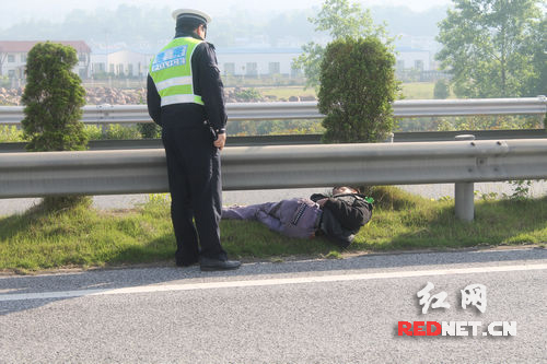 民警发现误上高速公路横躺中央隔离带的男子