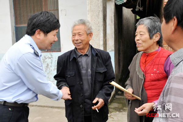 湘阴县地税局局长王绍文慰问贫困群众。