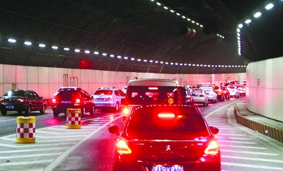 4月23日早上7时许，记者从潇湘路进入营盘路隧道汇入主道时，驾驶员互不相让，导致车行缓慢。记者 李健 摄
