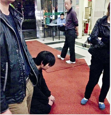 小伙低头跪在了急诊室门口