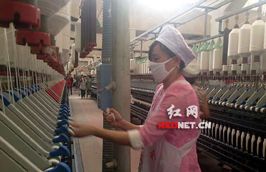 陈正娟正在织机上“拔管”