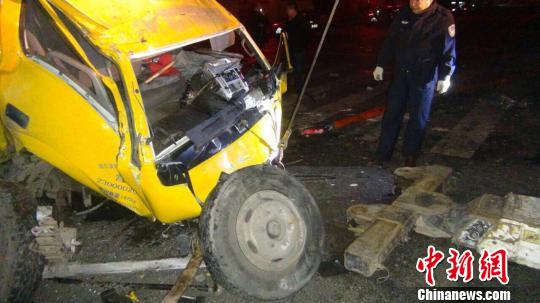 货车整体变形严重 解培华 摄